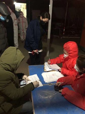 4  （2）影子梦之队志愿者在行动，夜里工作成为他们的习惯。