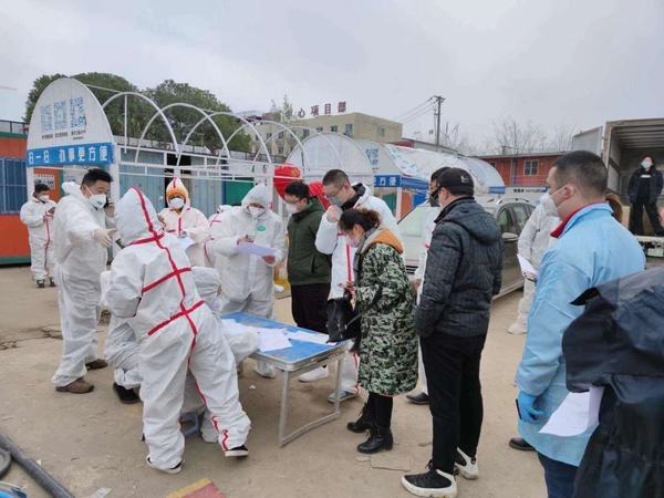 4  影子梦之队志愿者在行动，夜里工作成为他们的习惯。