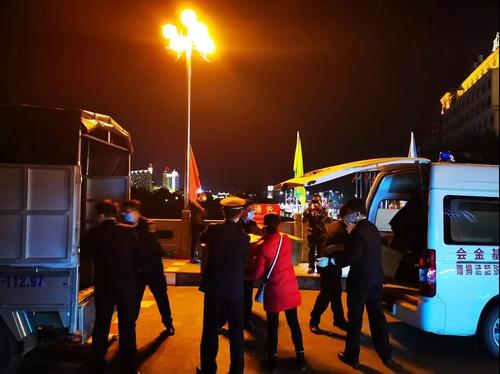 莫锦策捐赠的口罩抵达广西东兴口岸，验货后，当地医院连夜接收口罩运回。