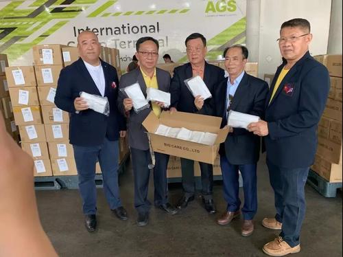 泰中企业联合会主席叶均廷（右二）捐赠的口罩。