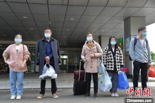 图为治愈患者出院?！『榧崤?摄