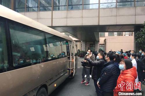 医疗队出征前与家人同事告别?！∏糠?摄