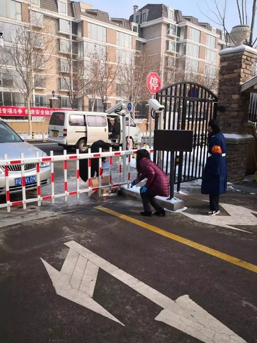 3    区政协委员郭晓静为朝阳区东湖街道购买口罩等防控物资，助力我区疫情防控工作。.webp