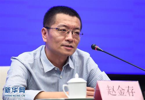 2月13日，钟南山院士团队专家、呼吸疾病国家重点实验室副主任赵金存教授在广东省政府新闻发布会上介绍情况。  新华社记者 邓华 摄
