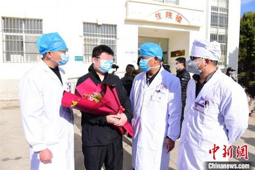 图为云南曲靖4名新冠肺炎患者治愈出院?！∏甘姓挛虐旃┩?摄