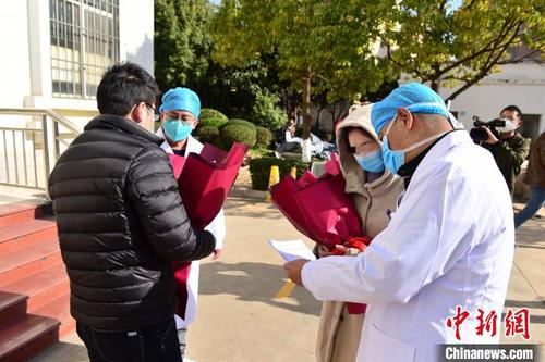 图为云南曲靖4名新冠肺炎患者治愈出院?！∏甘姓挛虐旃┩?摄