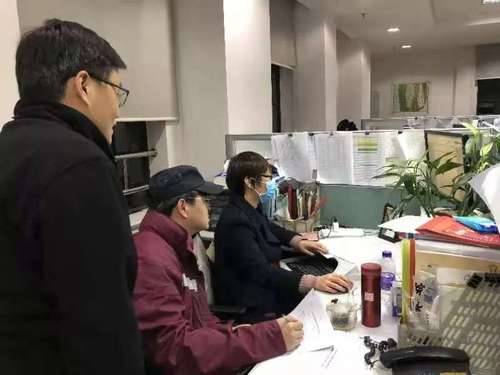 “流调”小组争分夺秒地撰写报告 “流调”小组争分夺秒地撰写报告