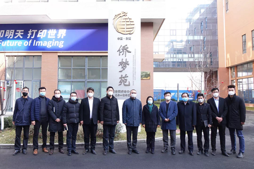 2月12日上午，济南市委常委、统战部部长王拥华（右六）率队到当地侨资企业走访督导疫情防控和复工复产工作，右七为施乾平。