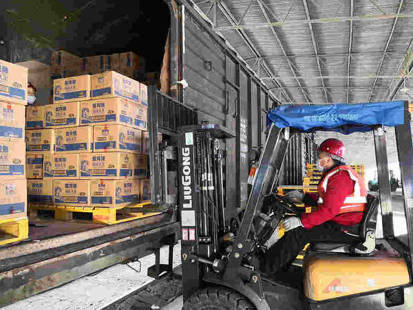 国家储备粮食紧急从东北三省调拨2.45万吨大米到北京市，在北京货运中心牛栏山、良乡、昌平和高各庄4个货运营业网点分卸。摄影 孙立君