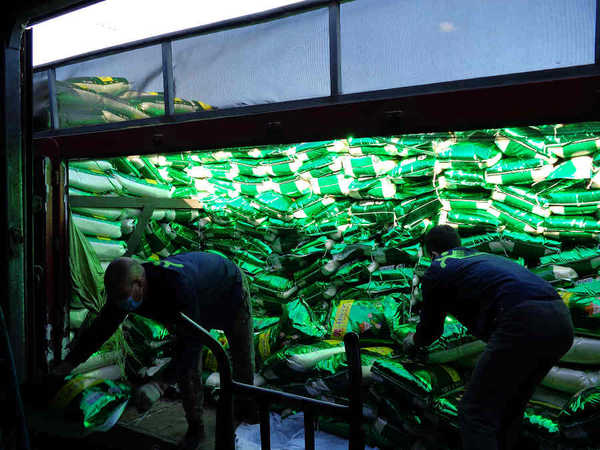 北京货运中心发运百子湾到襄阳的大米70吨。摄影 姚宁