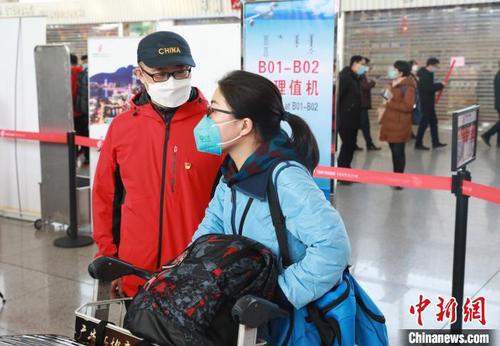 图为李浩军妻子前来送行?！⊙铌柯?摄