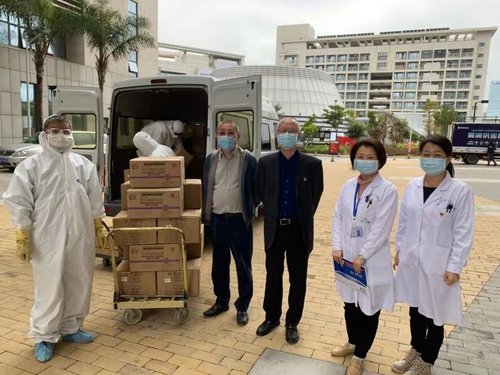 张彤委员为医院捐献急需的抗疫物资 张彤委员为医院捐献急需的抗疫物资