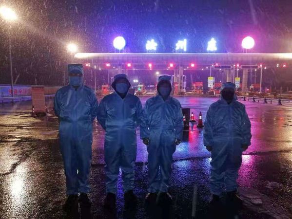 镇卫生院抗疫先锋队风雪无阻日夜坚守在汝东高速路口体温检测点 镇卫生院抗疫先锋队风雪无阻日夜坚守在汝东高速路口体温检测点