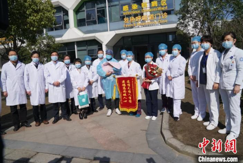 菁菁治愈出院?！≌愦蠖?供图　