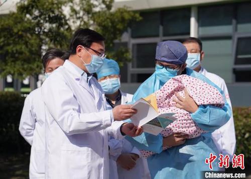 医护人员为菁菁准备了纪念册?！≌愦蠖?供图 摄