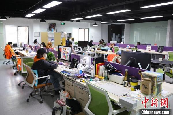 郎园vintage内一家企业，复工员工戴着口罩上班?！〗裘?摄