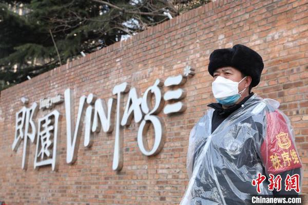 郎园vintage北门，工作人员头戴口罩执勤。　蒋启明 摄