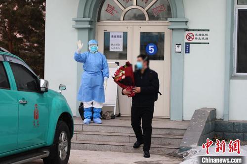图为新冠肺炎患者出院?！⊥趸?摄