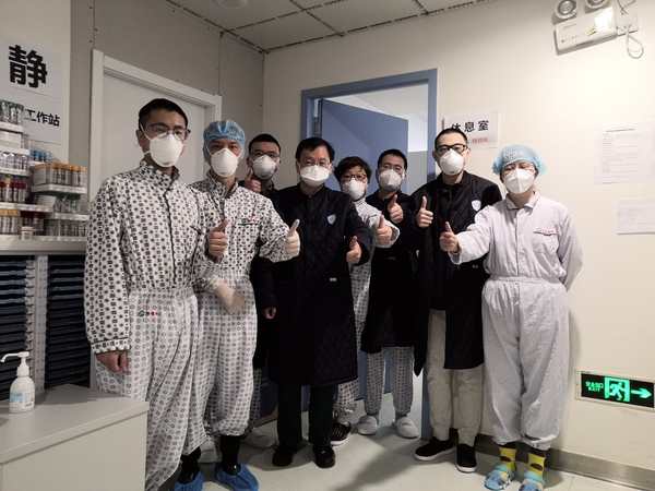 北京大学人民医院副院长、创伤骨科主任医师王天兵（左四）