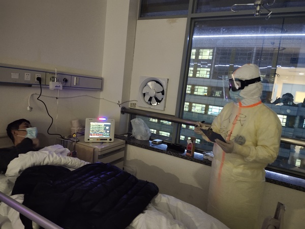 北京大学人民医院重症科副主任医师高伟波（右一）