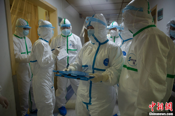 医护人员奋战一线，抢救病患。中新社发 柯皓 摄 图片来源：CNSPHOTO