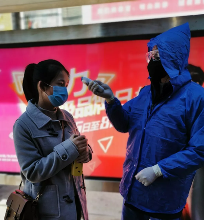 图为三川智慧对进场员工进行体温检测。