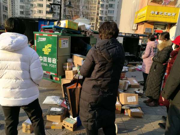 居民等候取快递2 居民等候取快递2