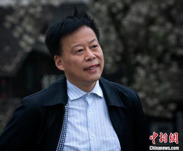 当代知名作家、诗人黄亚洲?！∈芊谜咛峁?摄