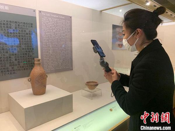 图为甘肃省博物馆讲解员王雪麟正在进行淘宝直播。　甘肃省博物馆供图 摄