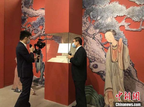 图为国家博物馆讲解员正在进行”云春游“直播?！」也┪锕莨┩?摄