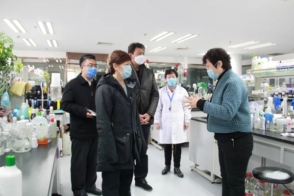 03齐静深入绿伞公司调研防疫物资生产情况 03齐静深入绿伞公司调研防疫物资生产情况