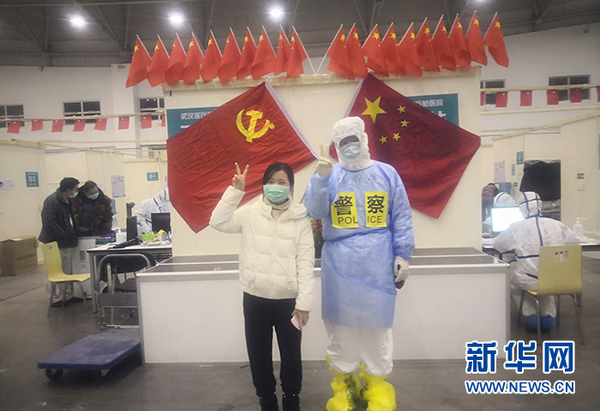 图为湖北公安民警在方舱医院内执勤 图为湖北公安民警在方舱医院内执勤