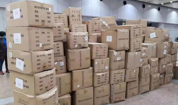 行动四-民革企业家郝泽忠联合海航集团、北京海关等多方齐心协力协调俄罗斯华人筹集捐赠的首批30万只口罩正式转交受赠方。