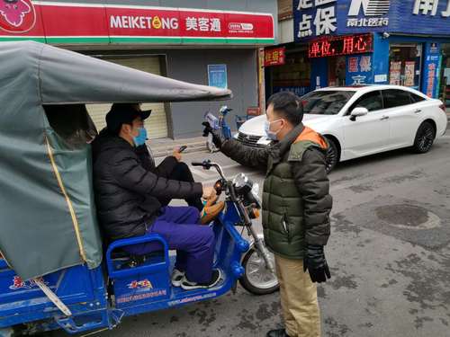 区政协工作组人员对每一个进出城中村人员体温检测