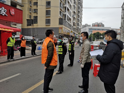 区政协工作组人员对社区进行排查登记