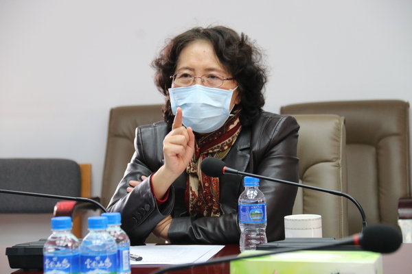 2：李江在云南沃森生物技术股份有限公司研发中心与企业座谈 (2)