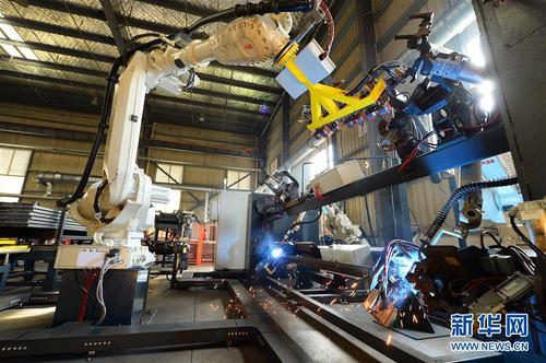 　2月27日，江苏省苏州太仓市科技产业园一家物流设施生产加工企业的全自动焊接机器人在进行流水线作业。 近日，在做好疫情防控工作的前提下，各地生产企业陆续复工工复产，赶制订单产品。 新华社发（计海新 摄）