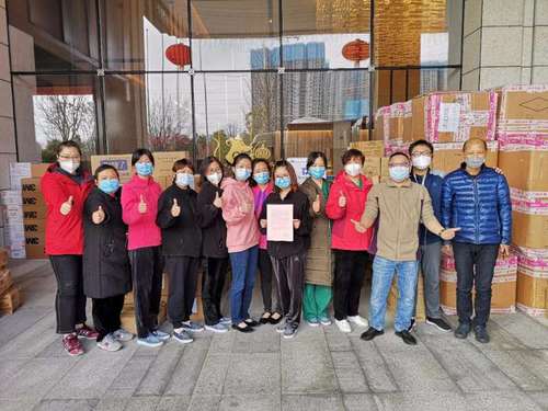 在王磊的安排下，上海民建第一批援鄂物资顺利送到了上海援鄂医疗队手上。