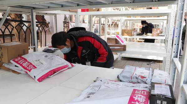 王广建（左）和孙建明正在放快递。