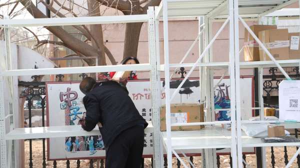 王红军正在给居民递快递