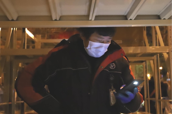 晚上7点半，王广建还在工作。