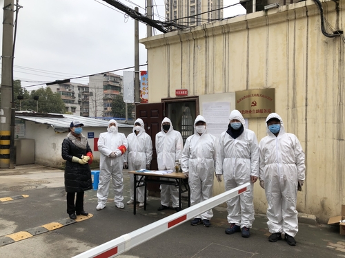 图为纪娟丽的同学杜立波（右一）和同事在社区做抗疫服务。