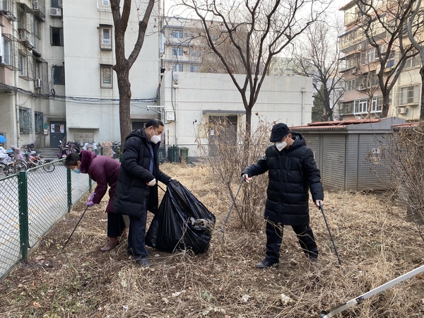 6致公党市委下沉干部参与社区环境卫生整治