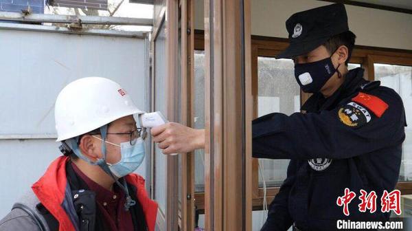 图为考古工作人员上岗前接受体温检测?！≈有?摄