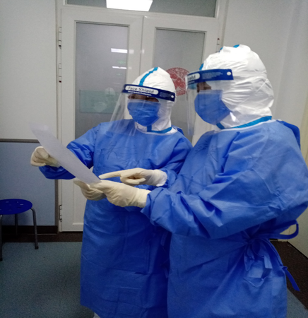 护士 郭会敏在病房指导护士 护士 郭会敏在病房指导护士