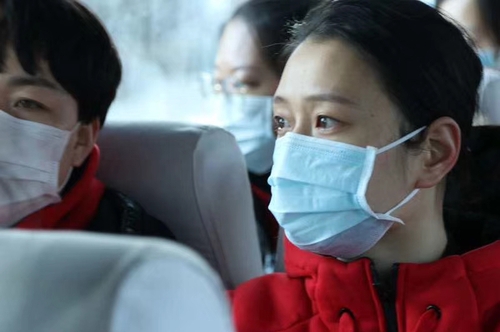 前往机场的路上，吴燕眼里流露出对家的留恋