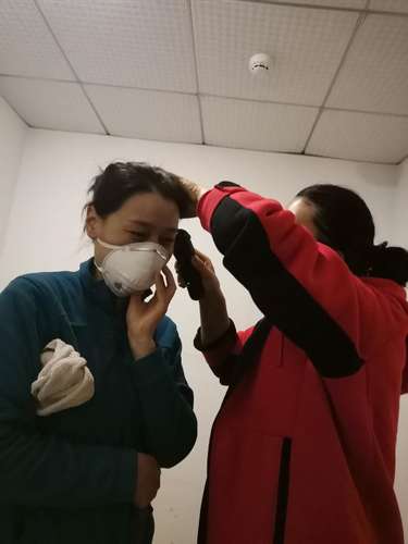 为有利于个人防护、抢救患者，吴燕把长发剪短