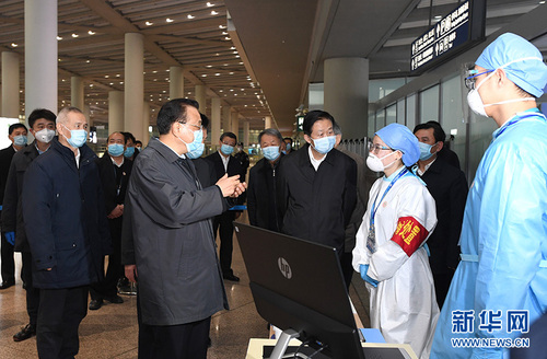 3月6日，中共中央政治局常委、国务院总理、中央应对新冠肺炎疫情工作领导小组组长李克强赴首都国际机场和顺丰华北航空分拨中心考察。这是李克强来到航班到达出口，察看体温监测设施运行情况，并与工作人员交流。 新华社记者 饶爱民 摄