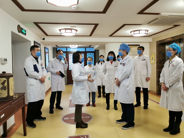 耿嘉玮院长带队到内科病房督导病区防控工作