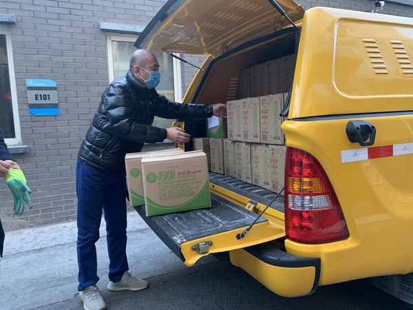 1月30日，疫情爆发初期，在急救物资紧缺关头，刘富勇常委向东城区捐赠消毒应急防疫物资，为工作在一线的医务工作者和社区人员提供保障。